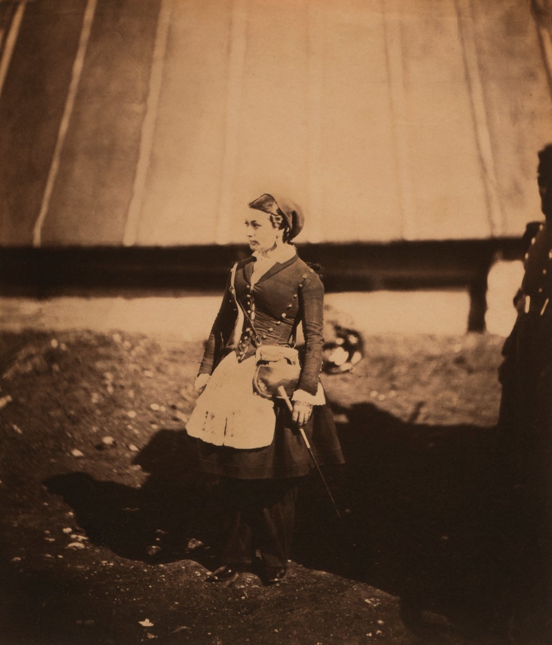 Vivandière, Celovečerní portrét francouzského Cantinière v šatech Zouave Regiment, Krymská válka, Krym, Ukrajina od Roger Fenton