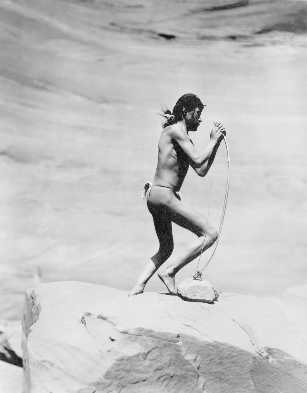 Navajo indické navlékání luku, kolem roku 1913 (černobílá fotografie) od Roland W. Reed