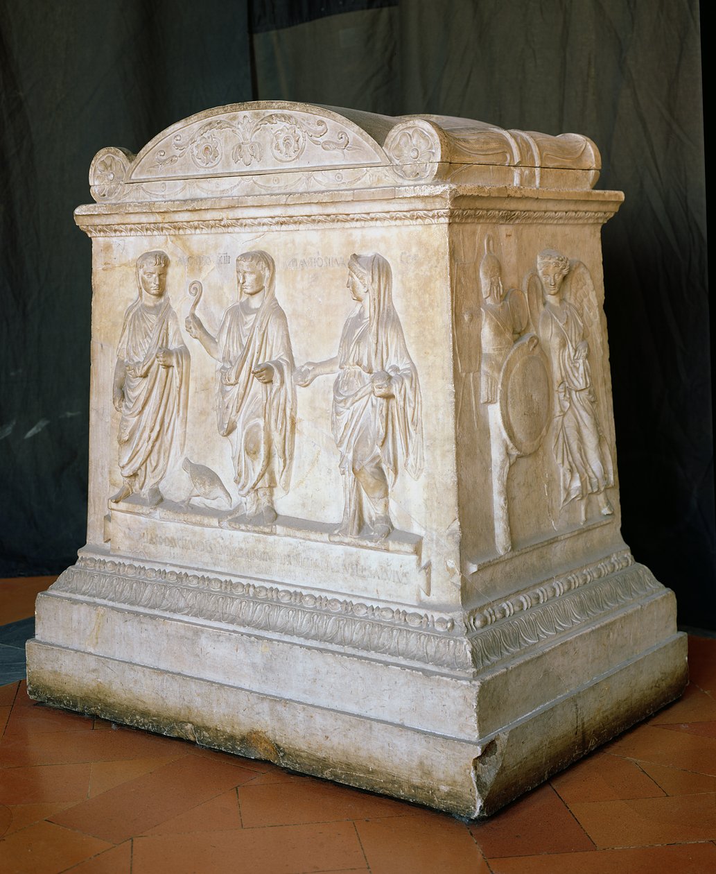 Oltář zasvěcený laresům Augustovým (63 př. n. l. – 14 n. l.) od Roman