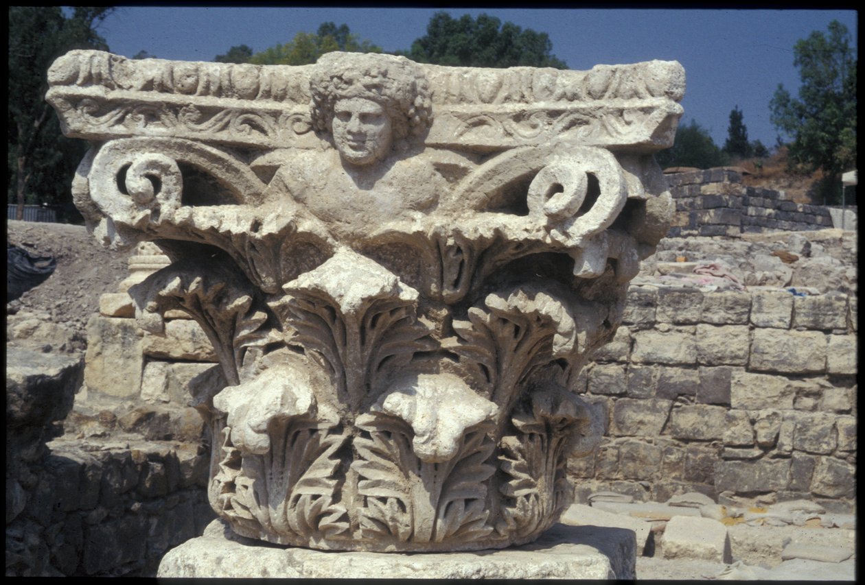 Architektonické detaily vykopané v římském městě od Roman