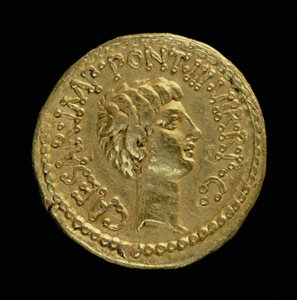 Aureu (revers) ražený Marcusem Antoniem s hlavou Octaviana (63 př.nl-14 n.l.) (zlato) Nápis: CAESAR IMP PONT III VIR R P C (Avers viz 119139) od Roman