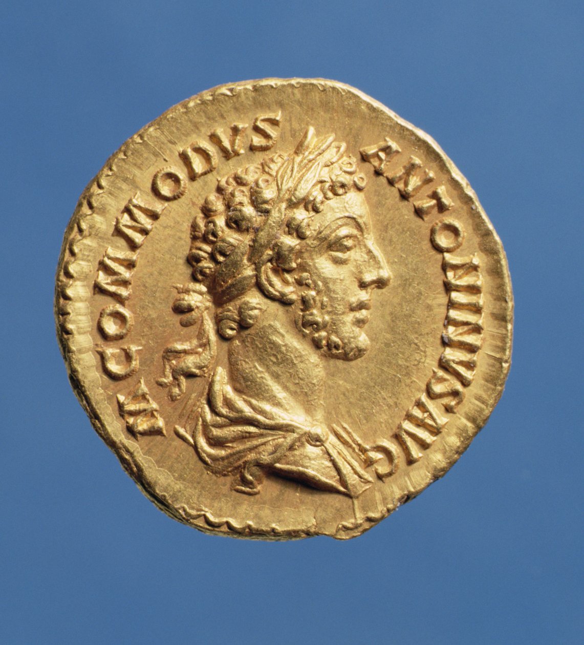 Aureus (avers) busta Commoda (180-192) přehozená, vpravo s vavřínovým věncem. Nápis: M ANTONINVS COMMODVS AVG (zlato) od Roman