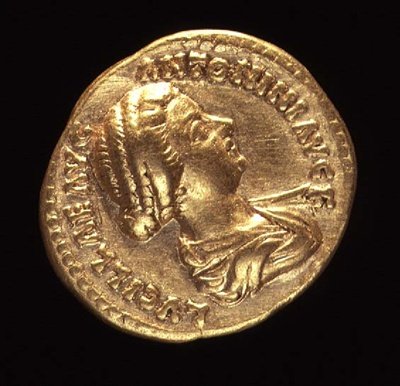 Aureus (avers) zobrazující Lucillu, dceru Marca Aurelia (161-180 nl) zahalenou. Nápis: LUCILLAE AVG ANTONINI AVG F (zlato) (reverzní viz 119147) od Roman