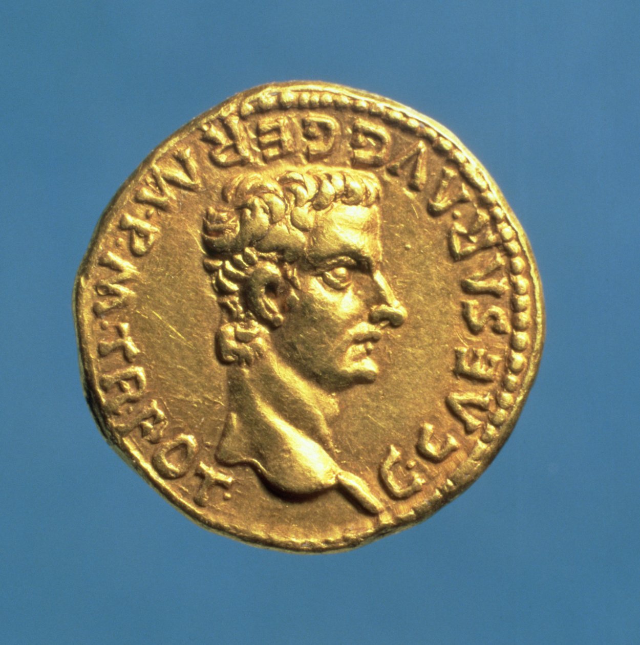 Aureus (avers) z Caliguly (37-41 AD) prostovlasý. (zlatá) Nápis: C CAESAR AVG GERM P M TR HRNCE od Roman