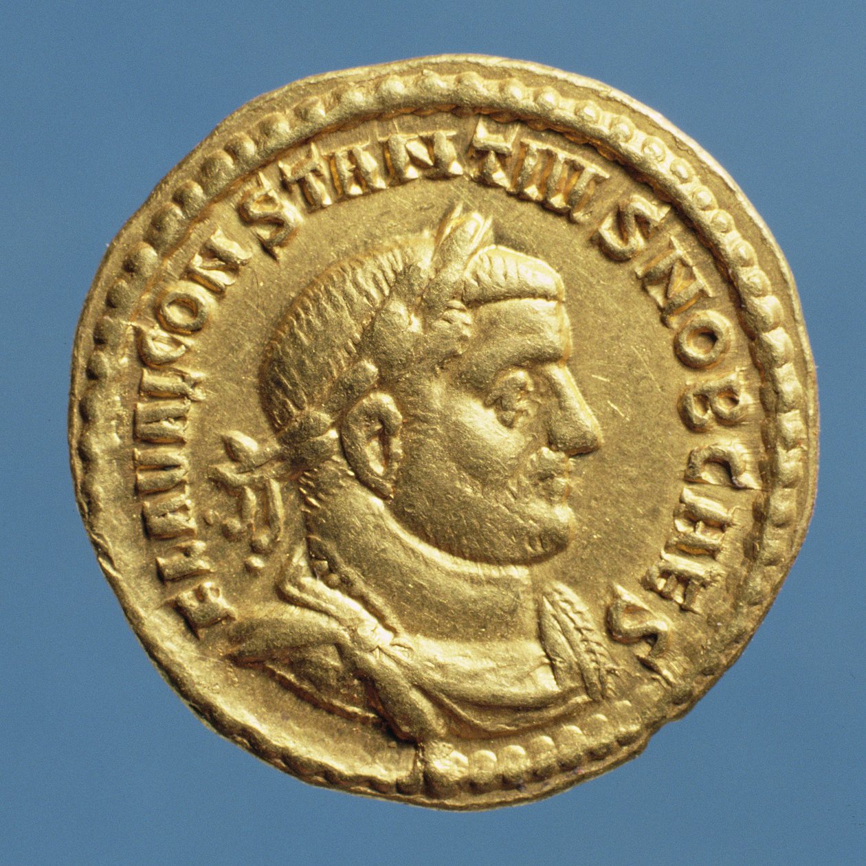 Aureus (avers) Constantius I (Chlorus) Caesar (294-305) Augustus (305-306) Nápis: FLA VAL CONSTANTIVS NOB CAES (zlato) od Roman