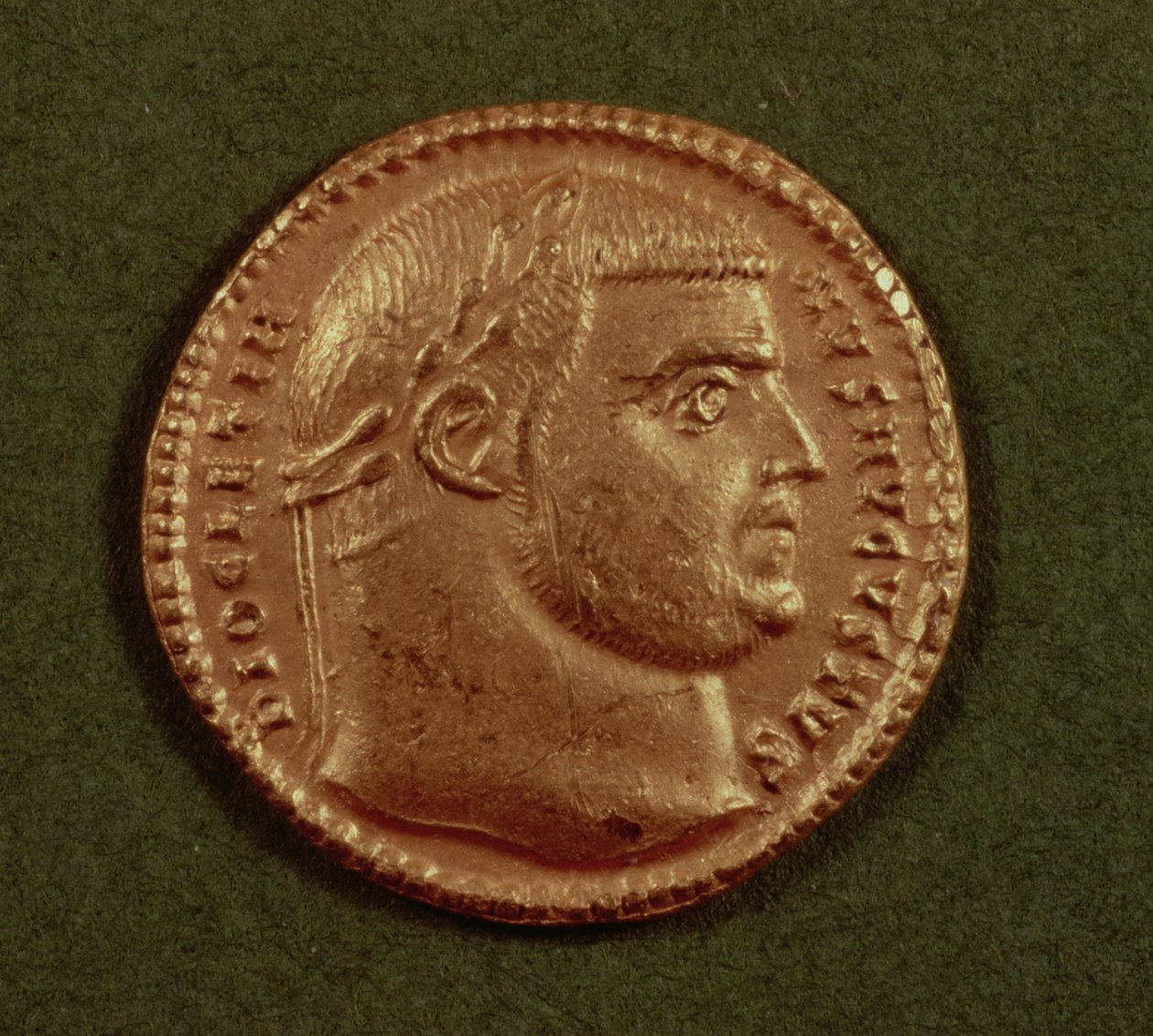 Aureus (averz) Diokleciána (ad 284-AD 305) s vavřínovým věncem. Nápis: DIOCLETIANVS AVGVSTVS (zlatý) od Roman