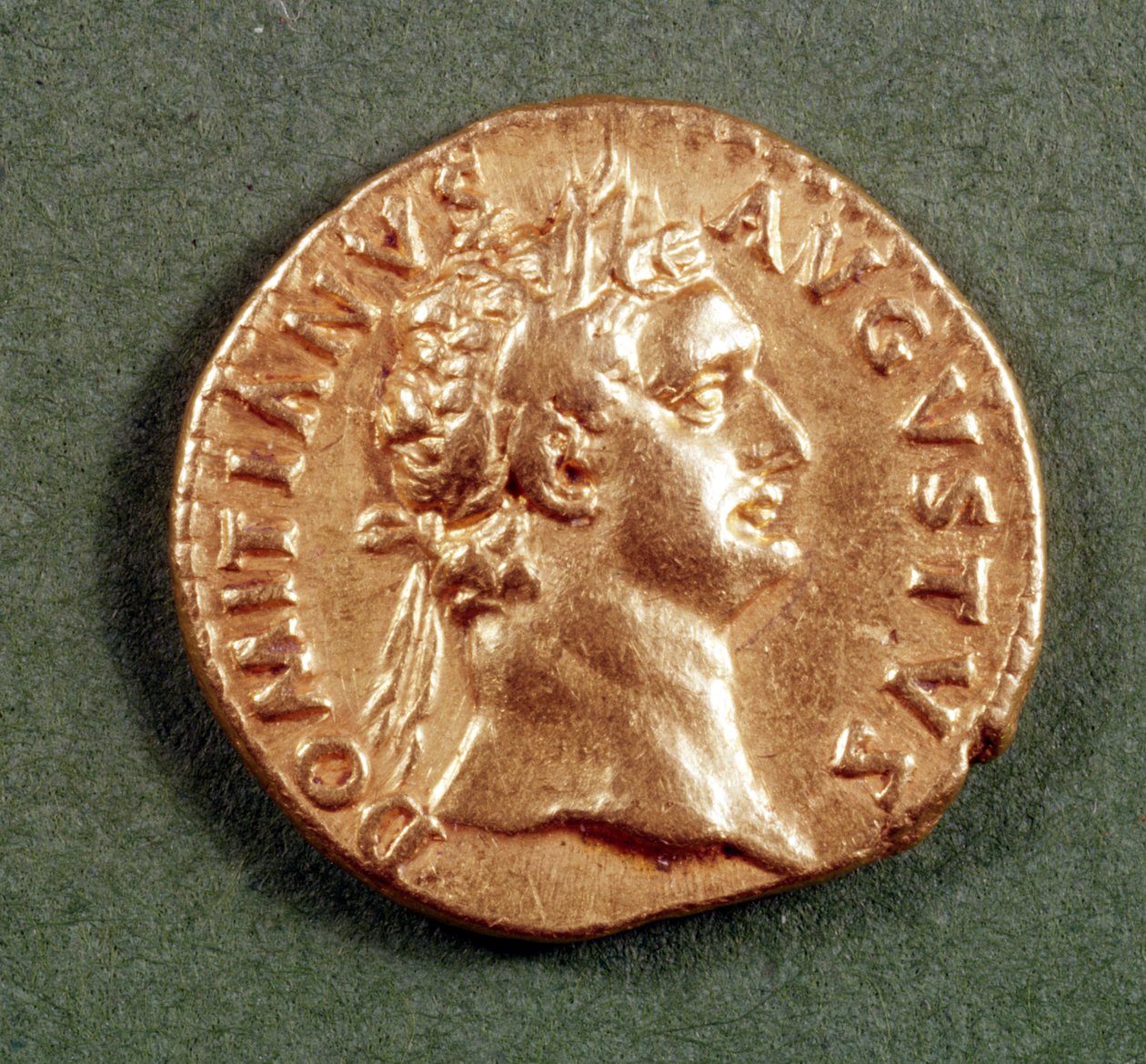 Aureus (avers) z Domitiana (81-96 n. l.) s vavřínovým věncem. Nápis: DOMITIANVS AVGVSTVS (zlato) od Roman