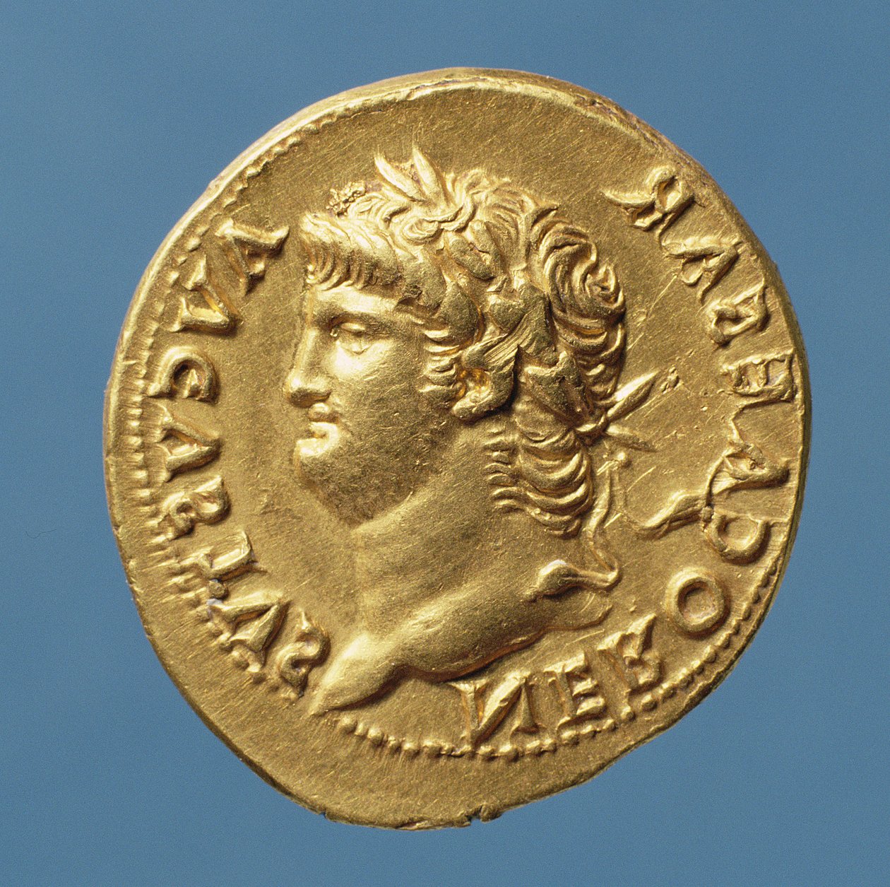 Aureus (avers) Nerona (54-AD 68) s vavřínovým věncem. (zlatý) Nápis: NERO CAESAR AVGVSVS od Roman