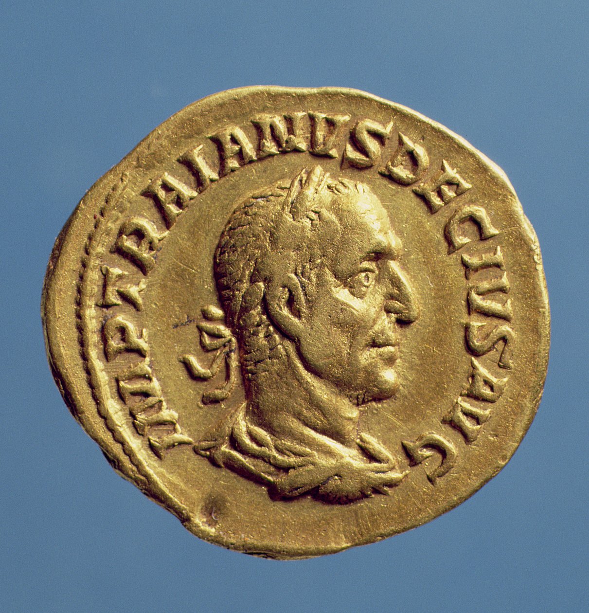 Aureus (averz) Trajána Decia (249-251) s drapérií a vavřínovým věncem (zlatý) Nápis: (IMP TRAIANVS DECIVS AVG) od Roman