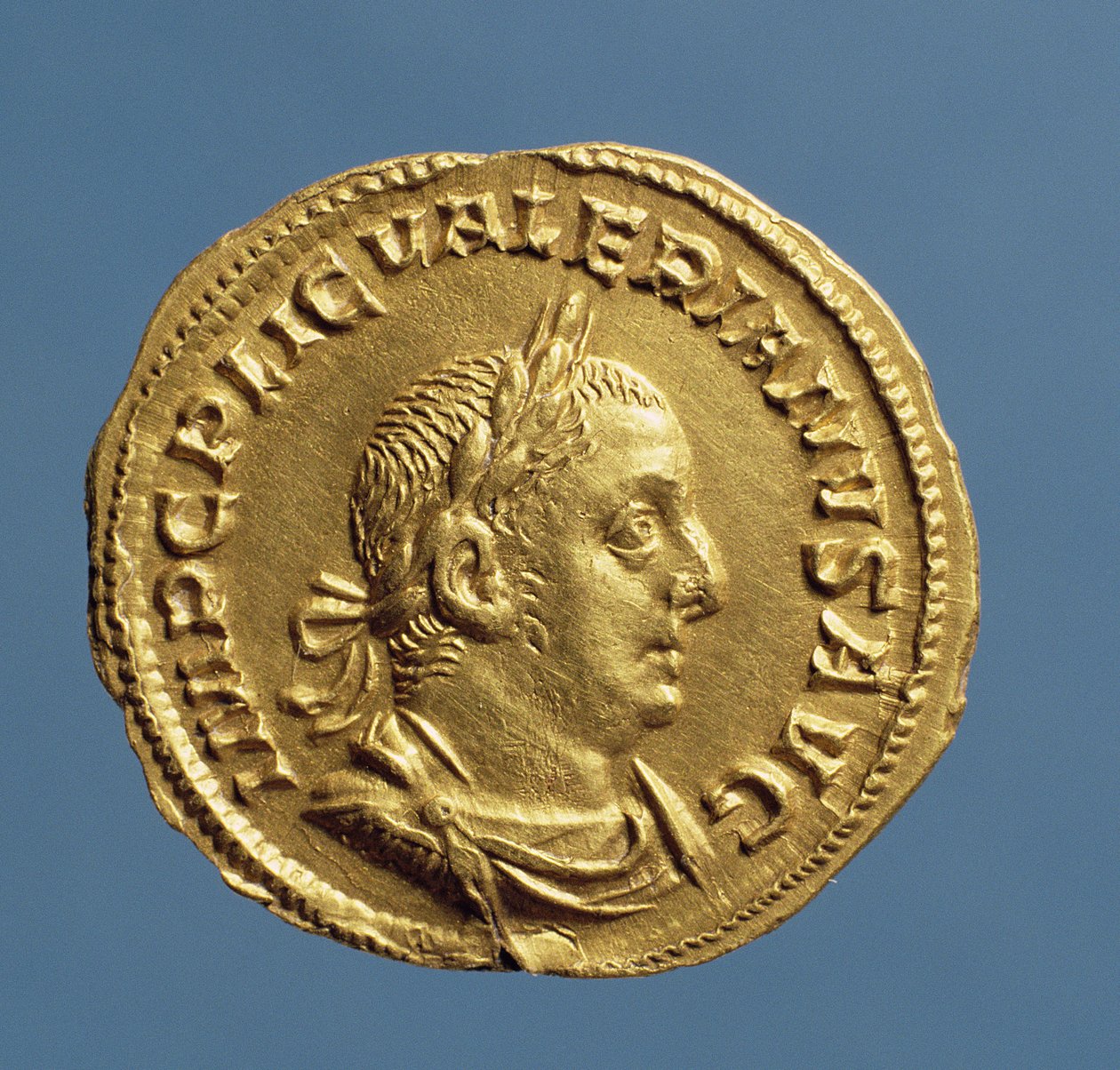Aureus (avers) Valeriana I. (253-260) zahalený, s kyrysem, na sobě vavřínový věnec. Nápis: IMP C P LIC VALERIANVS AVG (zlatá) od Roman
