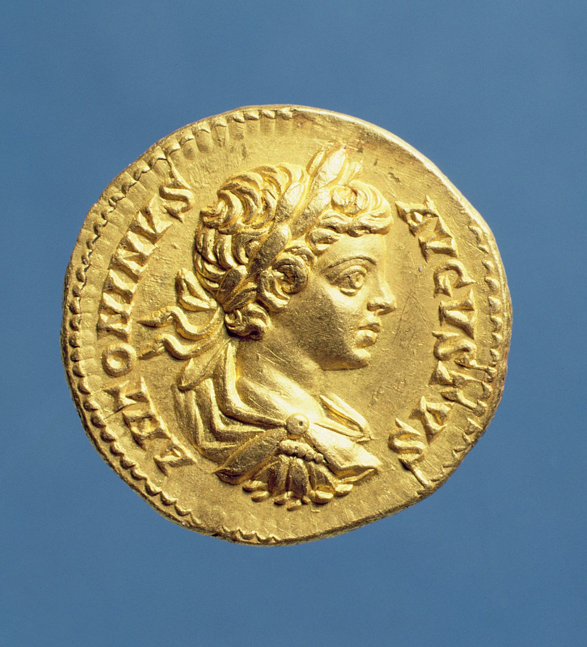Aureus (avers) s hlavou hroznů Caracalla (196-217), kyrysem, na vavřínovém věnci. Raženo za Septima Severa (193-211) Nápis: ANTONINVS AVGVSTVS (zlato) od Roman