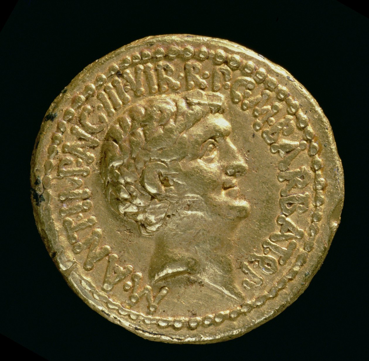 Aureus (avers) s holou hlavou Marcuse Antonia (8281 př. n. l.-30 př. n. l.) (zlato) Nápis: M ANT IMP AVG III VIR R P C M BARBAT Q P (pro reverz 119140) od Roman
