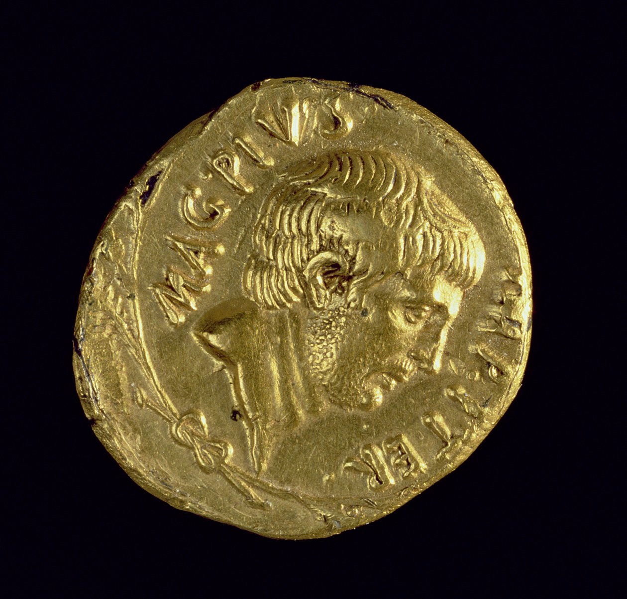 Aureus (avers) s holou hlavou Sexta Pompeia (78-35 př.nl) Nápis: MAG PIVS IMP ITER (zlato) (reverz viz 119143) od Roman