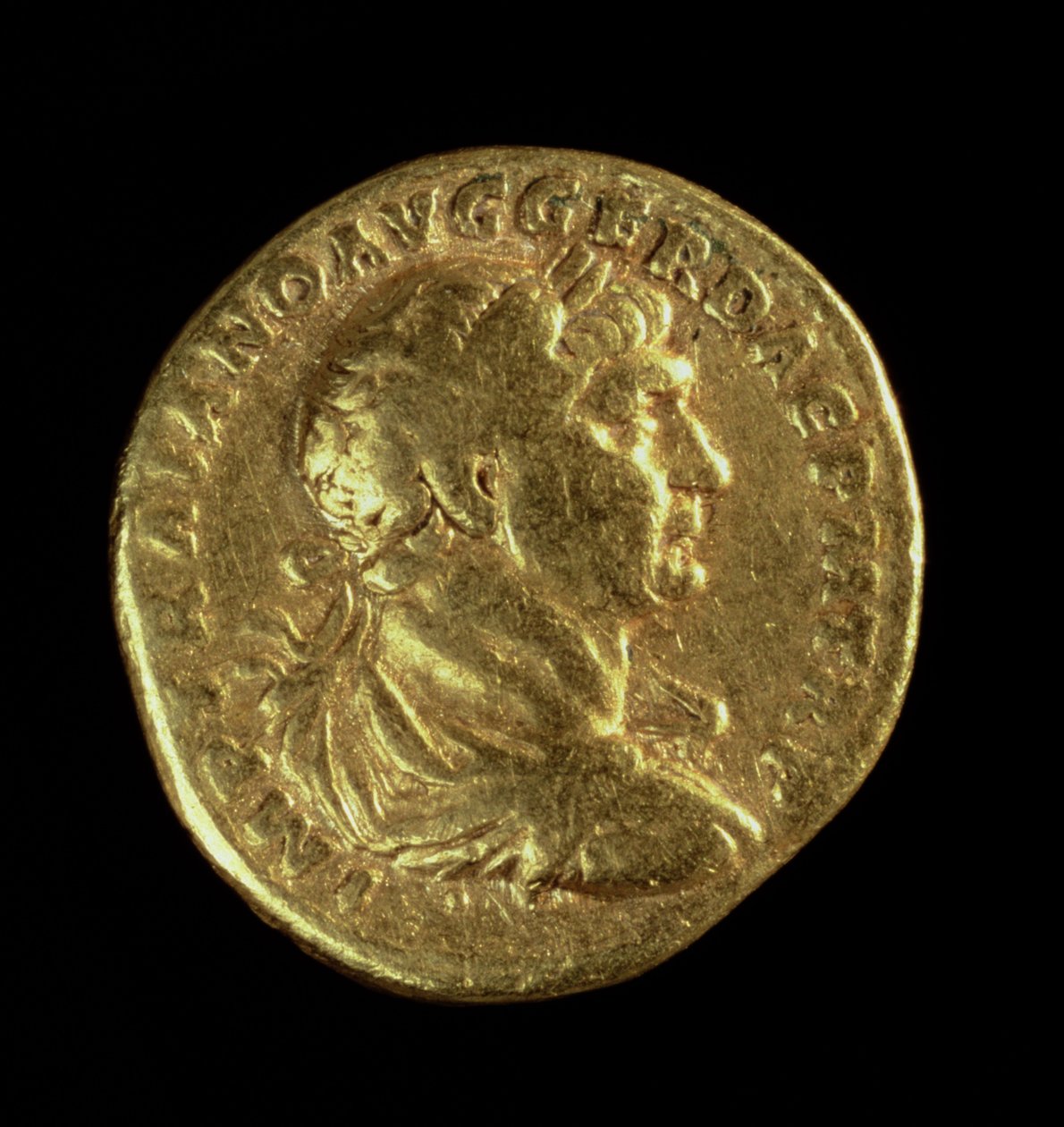 Aureus (avers) s přehozenou bustou Traiana (AD 98-AD 117) s vavřínovým věncem (zlatý) Nápis: IMP TRAIANO AVG GER DAC P M TR P (revers viz 119145) od Roman