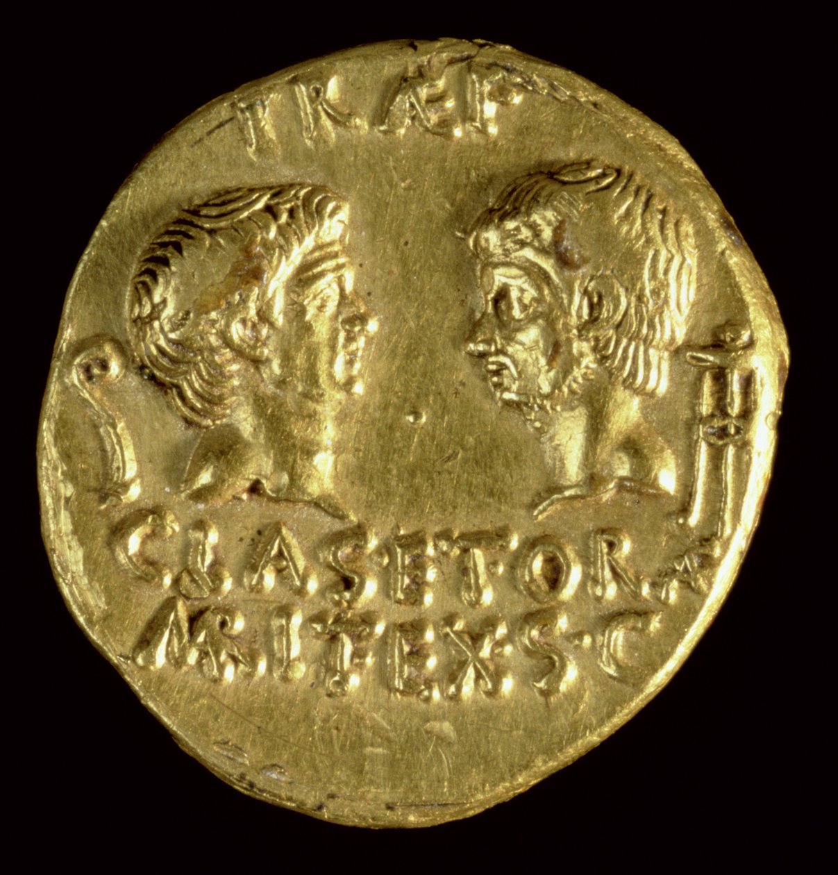 Aureus (reverz) ražený Sextem Pompeiem (75-35 př. n. l.) s hlavami GN Pompeia Magna a Gn Pompeia juniora (zlatý) Nápis: PRAEF CLAS ET ORAE MARIT EX S C (pro averz viz 119142) od Roman