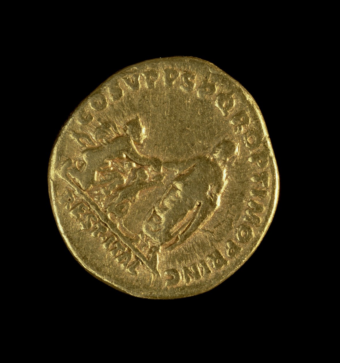 Aureus (revers) ražený Traianem zobrazující císaře stojícího vlevo a natahující pravou ruku k Italii klečící vpravo (zlato) Nápis: COS V P P S P Q R OPTIMO PRINC REST ITAL (avers viz 11 od Roman