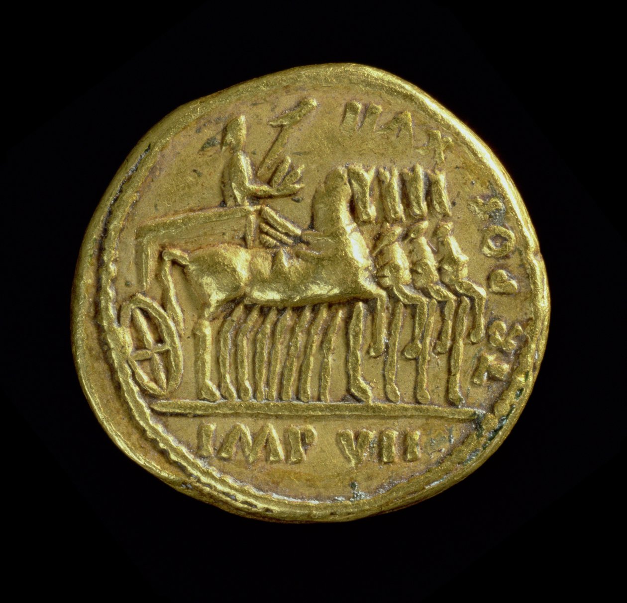 Aureus (revers) z Tiberia (14-37 n. l.) zobrazující císaře na voze se čtyřmi koňmi vpravo. (zlatý) Nápis: TR POT XVII IMP VII (avers viz 119137) od Roman