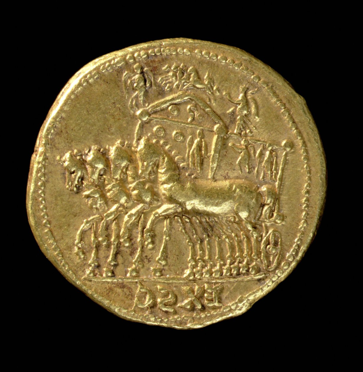 Aureus (revers) zbožštěného Claudia (41-AD 54 AD) ražený za Nerona (54-AD 68 AD) zobrazující vůz se čtyřmi koňmi (zlatý) Nápis: EX SC (avers viz 119148) od Roman