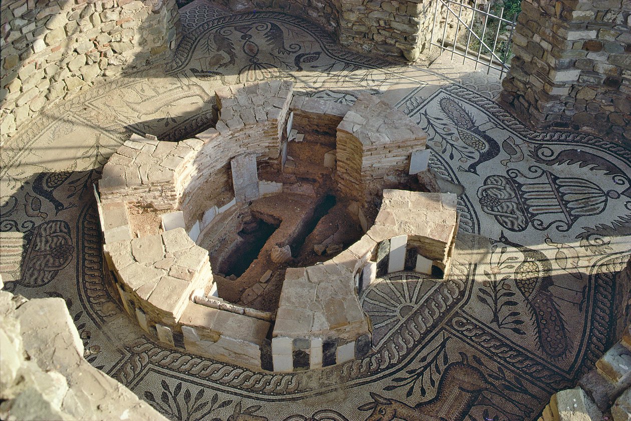 Baptisterium s mozaikovou dlažbou od Roman