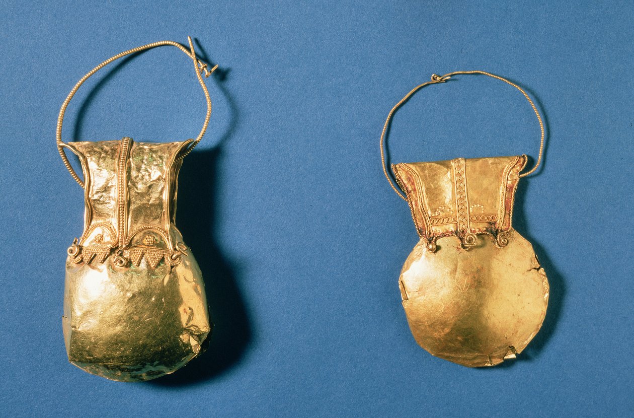 Bulla, amulet, který nosily svobodně narozené římské děti, dokud nedosáhly zralosti, Herculaneum, Řím, 1. století (zlato) od Roman