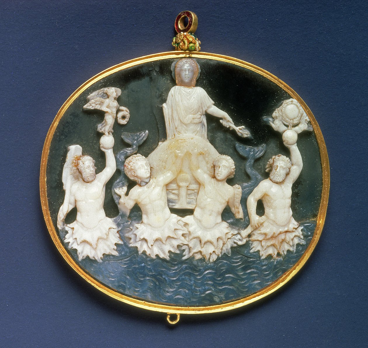 Cameo připomínající námořní vítězství Octaviana (63 př. nl-14 n. l.) nad Markem Antoniem (asi 82-30 př. n. l.) v bitvě u Actia, 31 př. n. l. (sardonyx) od Roman