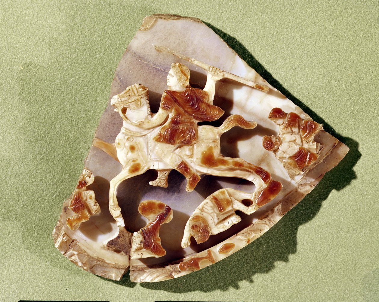Kamej zobrazující triumfujícího císaře deptajícího barbary, z Kusadku (sardonyx) od Roman