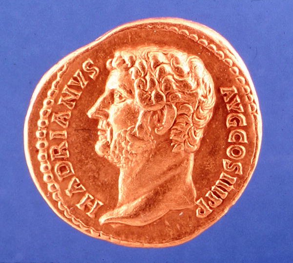 Mince zobrazující císaře Hadriána (zlato) od Roman