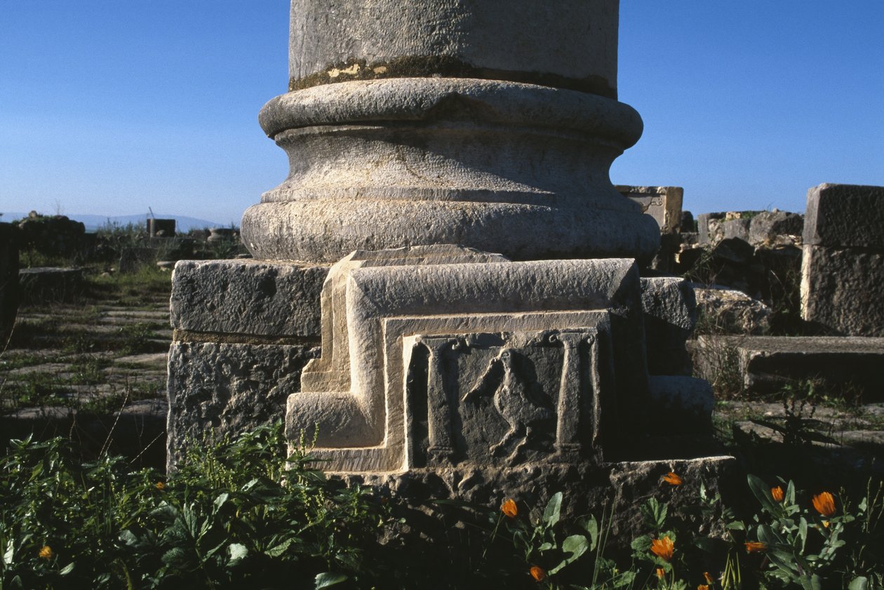 Sloupová základna a architektonický prvek s čápem od Roman