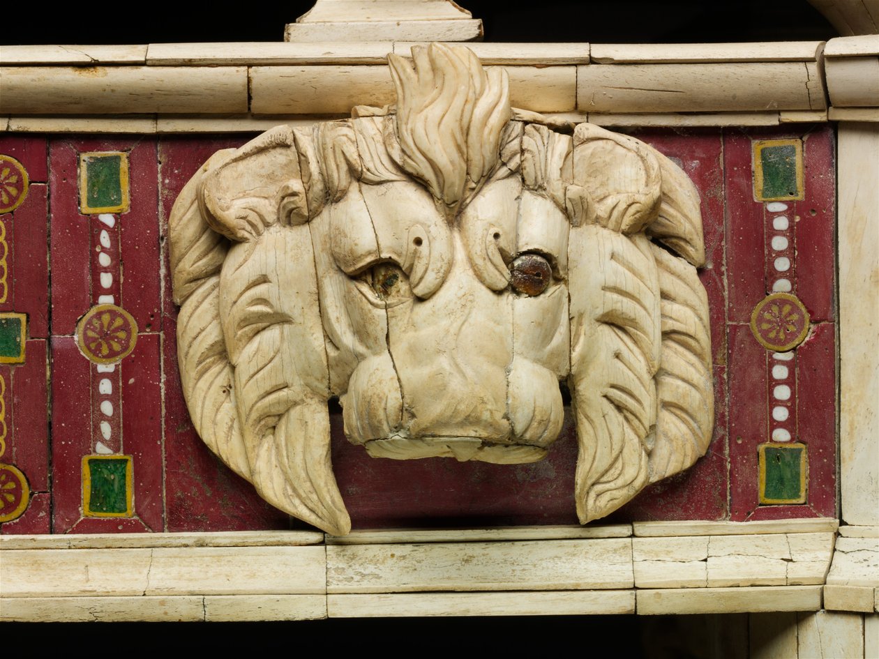 Detail pohovky s kostěnou vyřezávanou hlavou lva a skleněnými vykládanými očima, cca 100 nl (dřevo, kost a sklo) od Roman