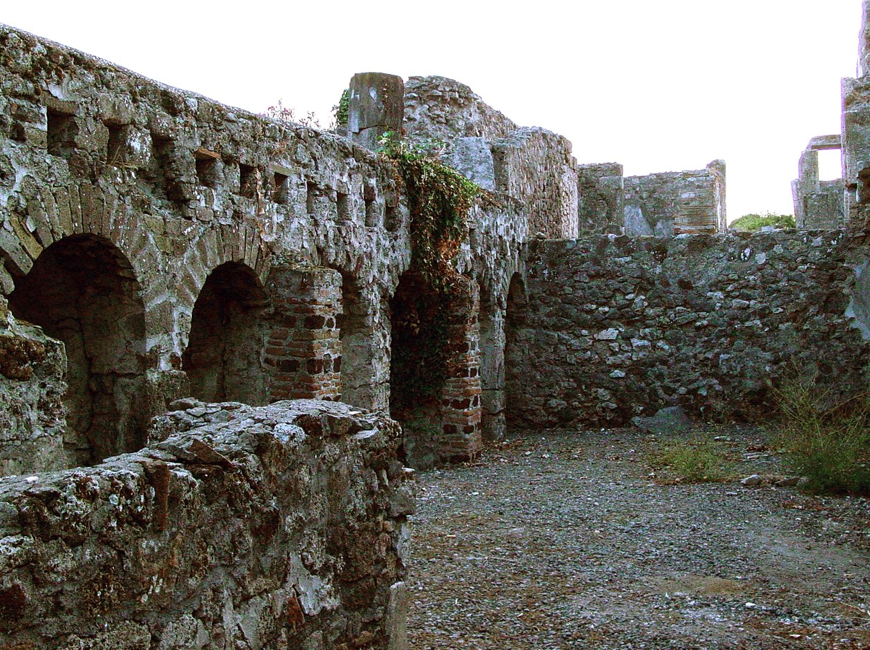 Nádvoří zničeného domu od Roman