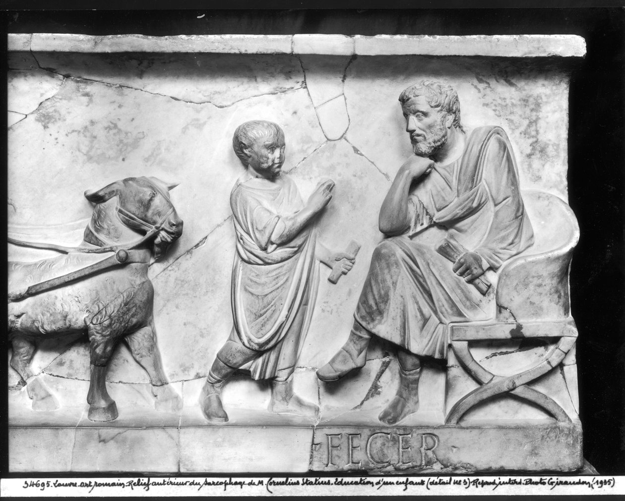 Detail ze sarkofágu Cornelia Statia zobrazující dítě přednášející u nohou svého učitele (mramor) od Roman