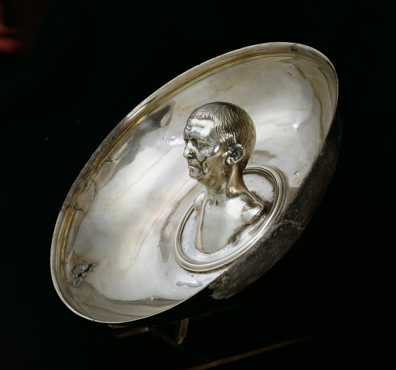 Miska s bustou muže uvnitř, z Boscoreale Treasure (stříbrná) (boční pohled) od Roman