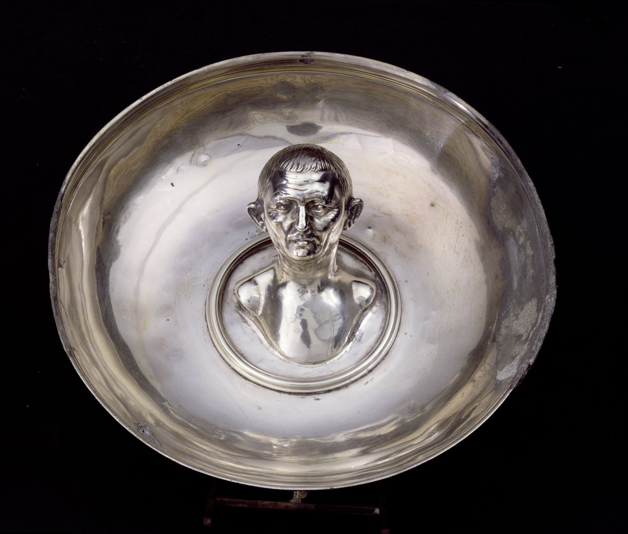 Miska s bustou muže uvnitř, z Boscoreale Treasure, poblíž Pompejí (stříbrná) (pohled zepředu) od Roman