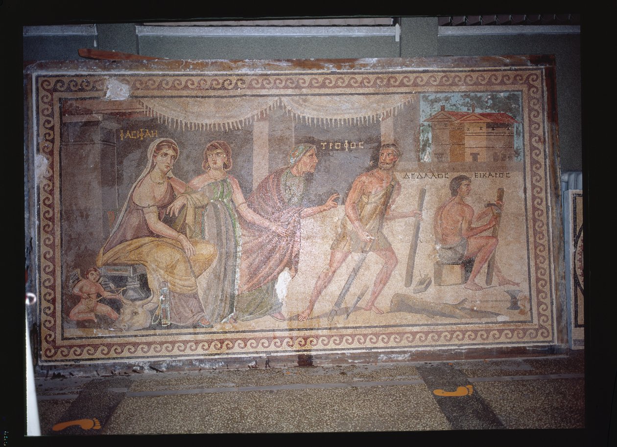 Podlaha zobrazující výrobu dřevěné krávy pro královnu Pasiphae, z Belkis (nyní Zeugma) Turecko (mozaika) od Roman