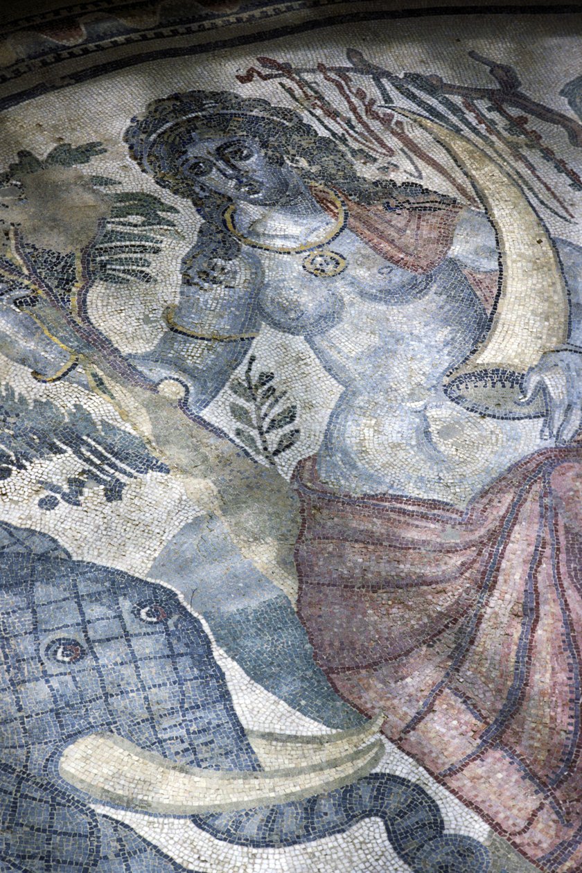 Detail podlahy zobrazující slona a ženský akt od Roman