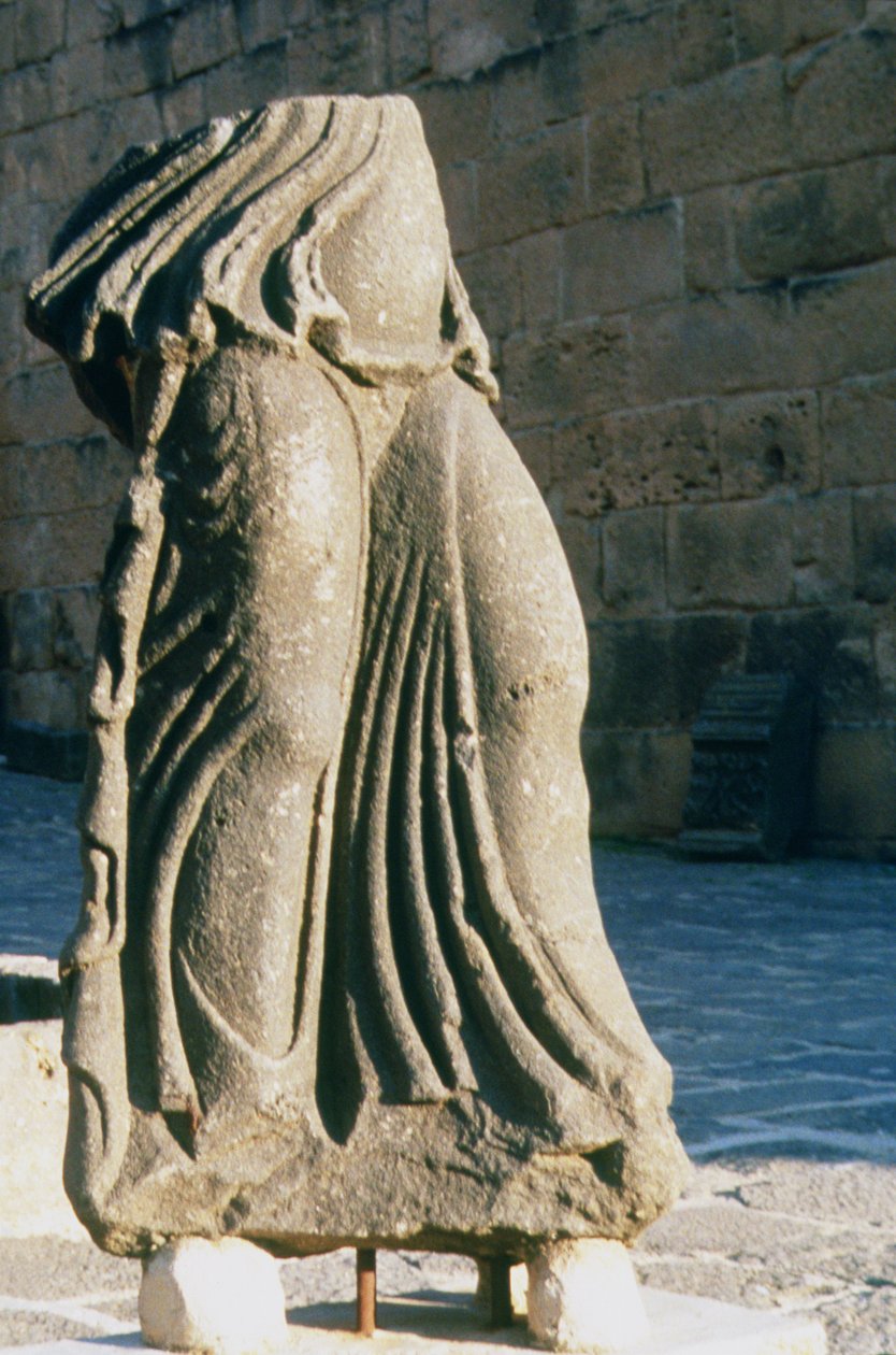Fragment sochy stojící ženy (čedič) od Roman