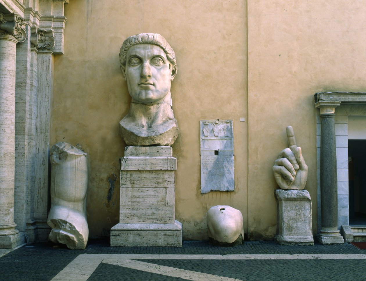Fragmenty z kolosální sochy Konstantina Velikého (mramor) od Roman