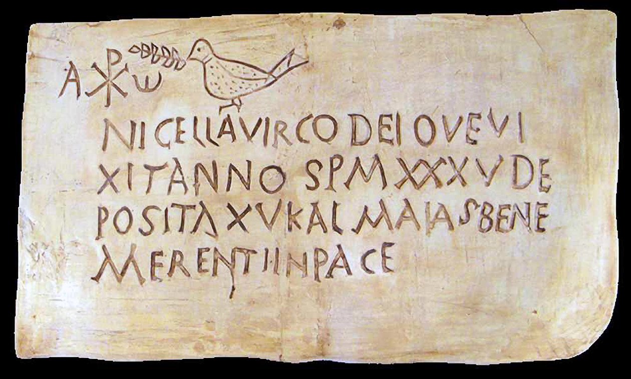 Pohřební nápis z římských katakomb s raně křesťanskými symboly (omítka) od Roman