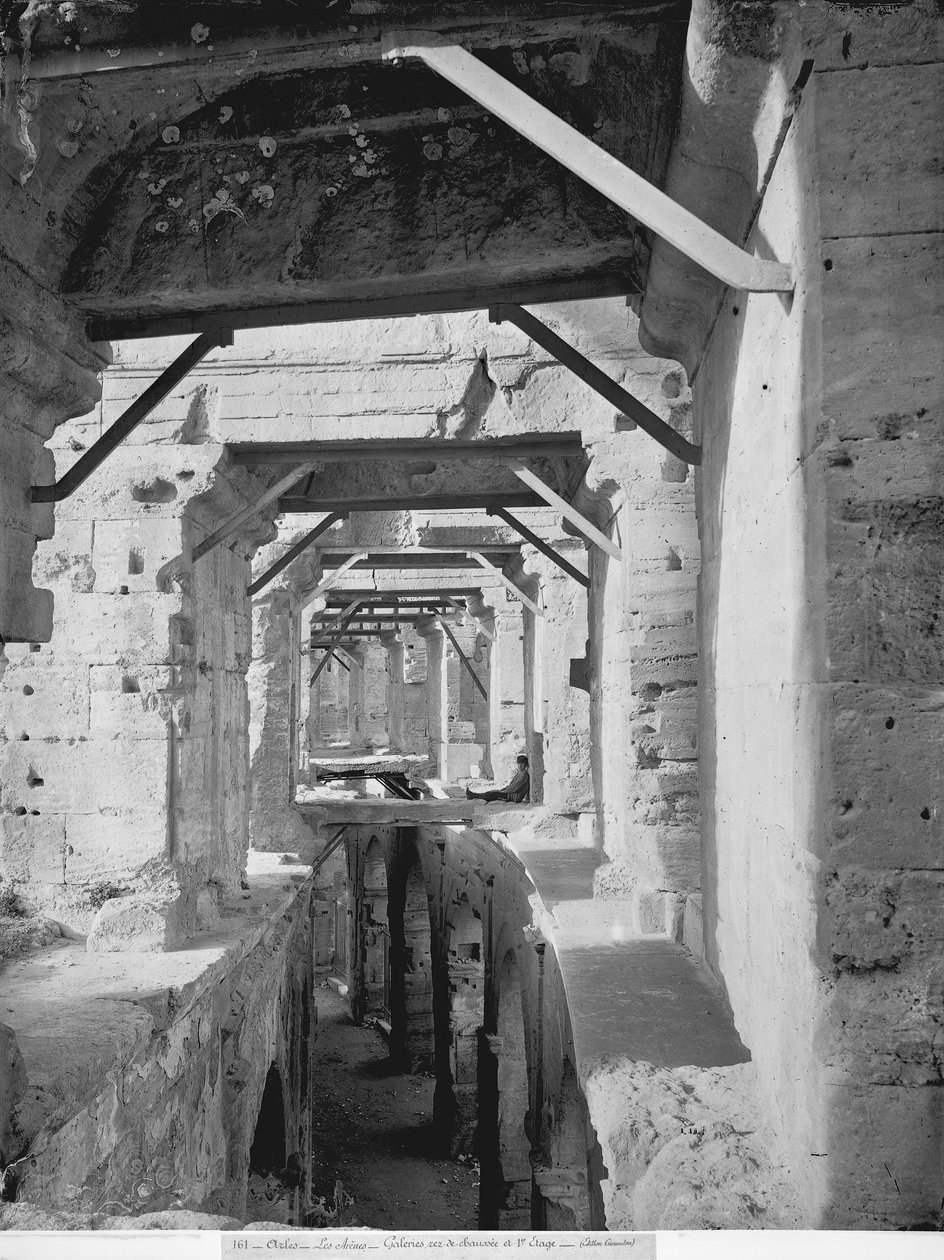 Galerie v přízemí a prvním patře amfiteátru od Roman