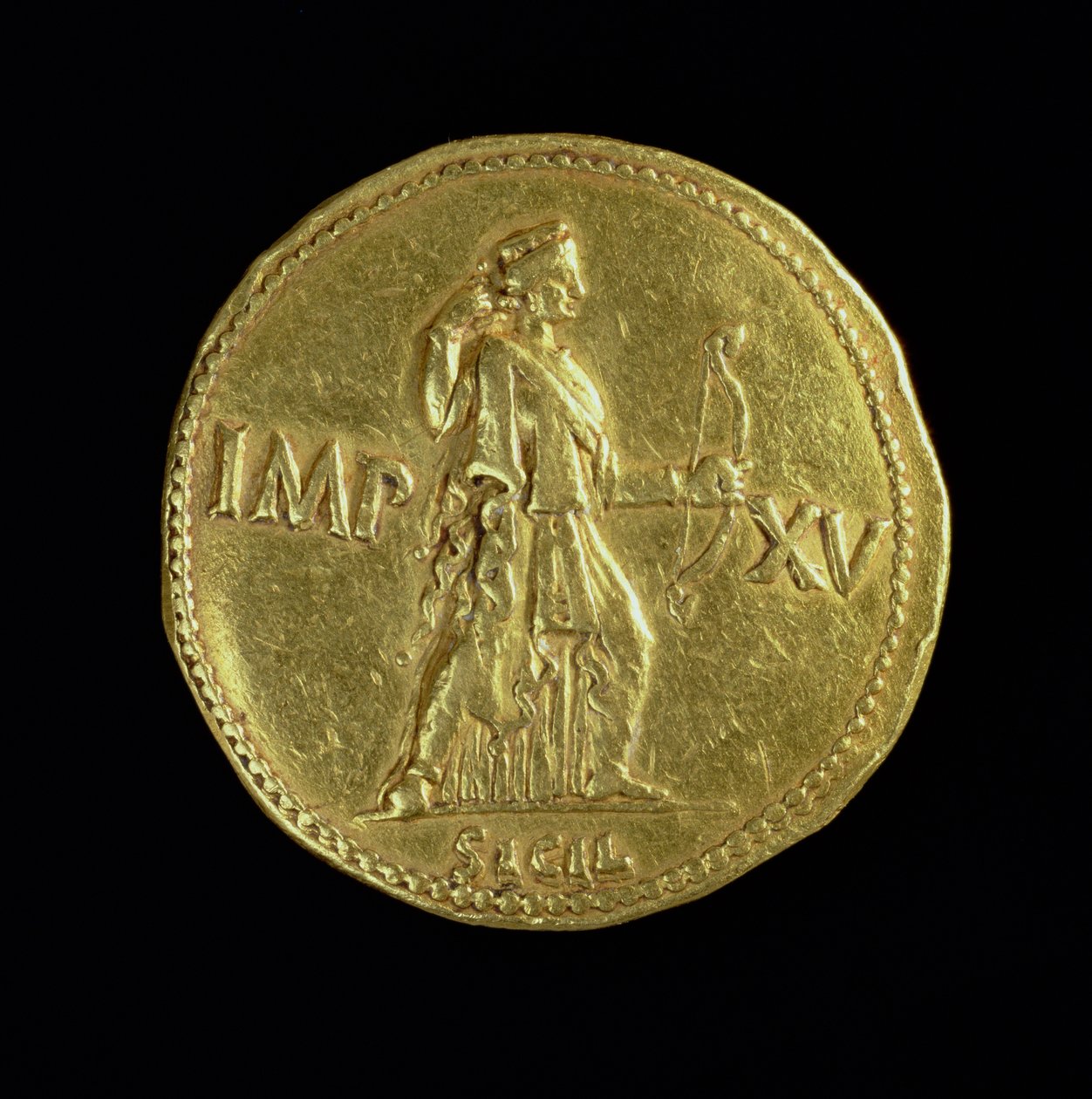 Zlatý násobek (revers) císaře Augusta (31 př. n. l. – 14 n. l.) zobrazující bohyni Dianu. Nápis: IMP XV vlevo a vpravo od Diany, pod SICIL (avers viz 85232) od Roman