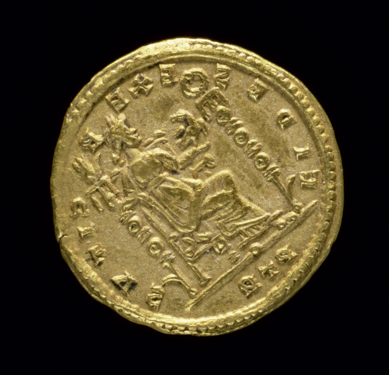 Zlatý solidus (revers) Konstantina I. Velikého (306-337 nl) zobrazující Fides sedící vlevo na trůnu. Nápis: FIDES EXERCITVS. Raženo v Trevíru od Roman