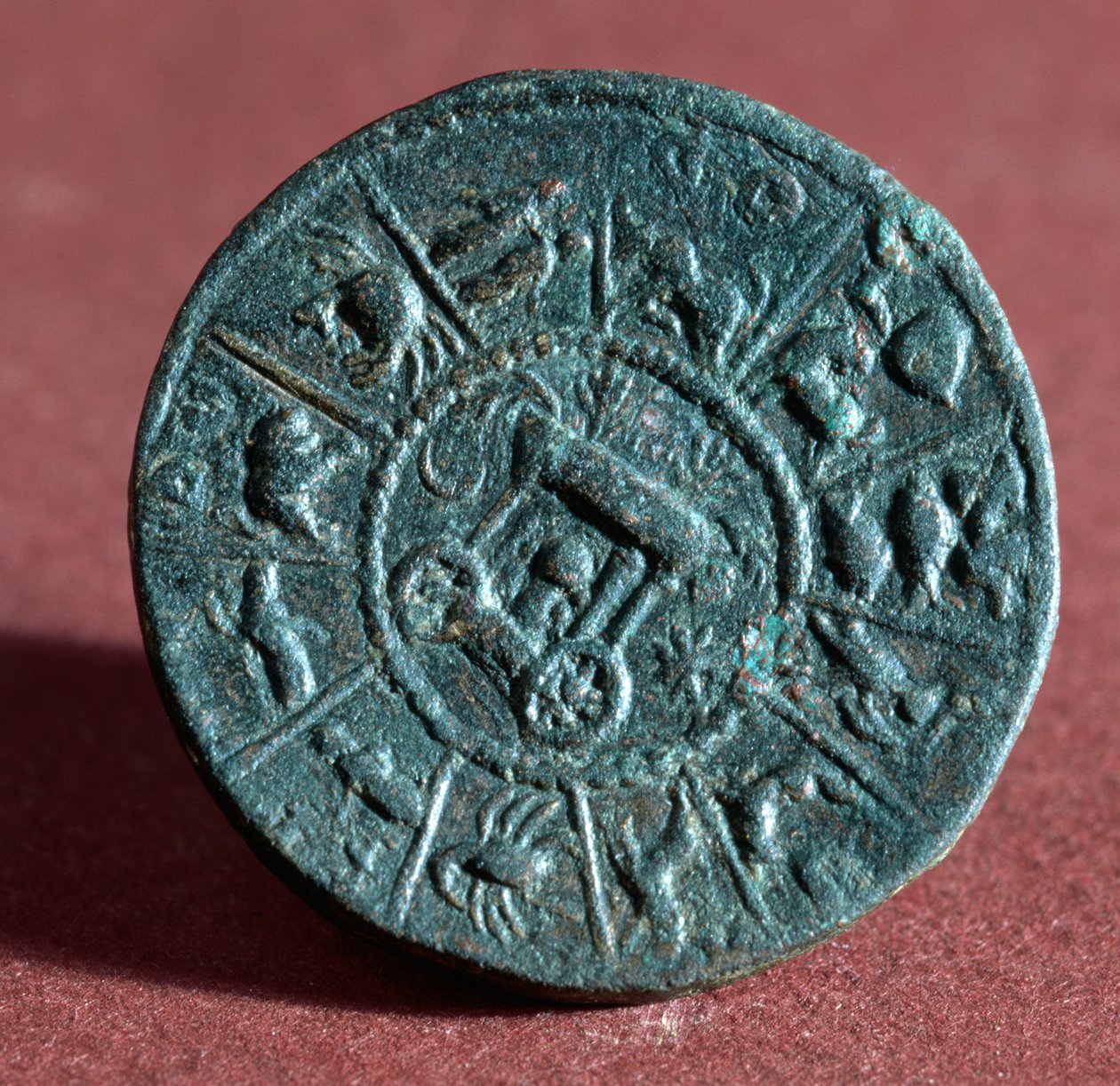 Medailon s 12 znameními zvěrokruhu z Belkisu nebo Zeugmy (bronz) od Roman