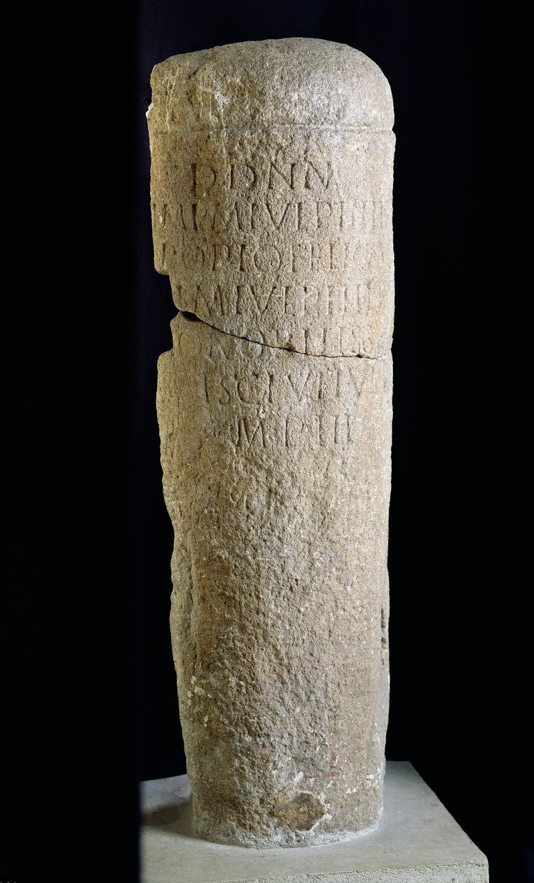 Miliary hraniční sloup, z římské cesty mezi Dijon a Bordeaux, 244-249 (pískovec) od Roman