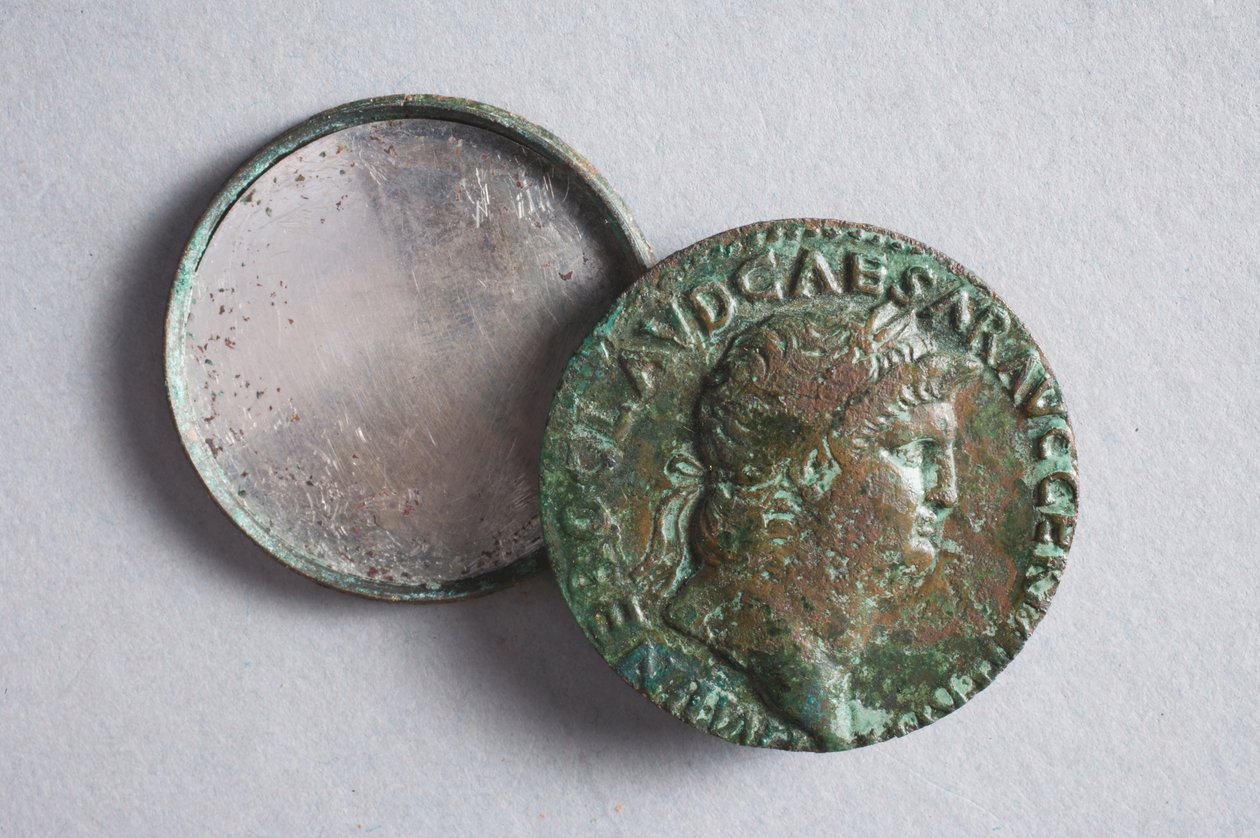 Zrcadlo vytvořené ze dvou mincí Nera (bronz) od Roman