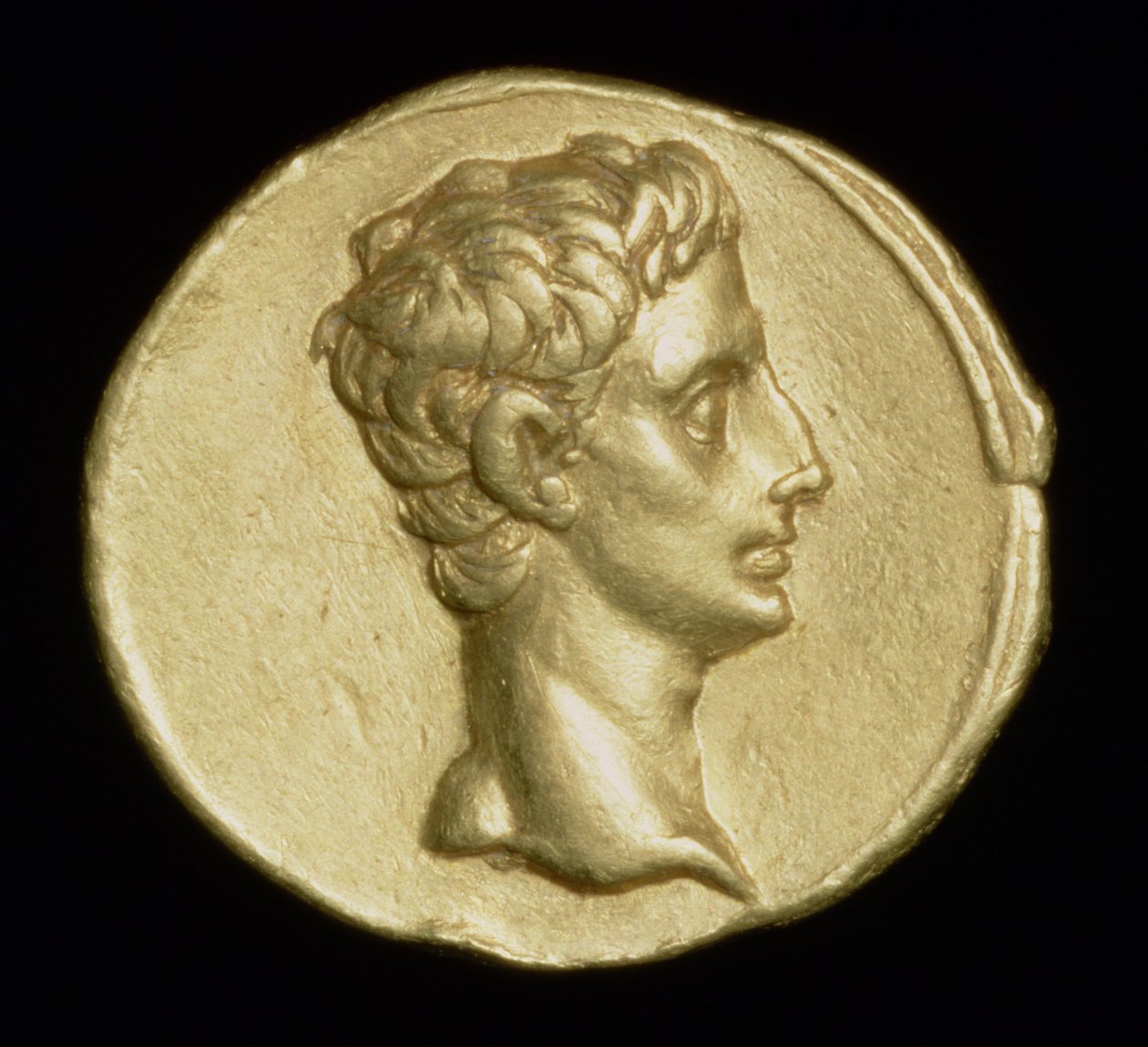 Averzní strana mince aureus s vyobrazením císaře Augusta, asi 18-16 př. n. l. (zlato) od Roman