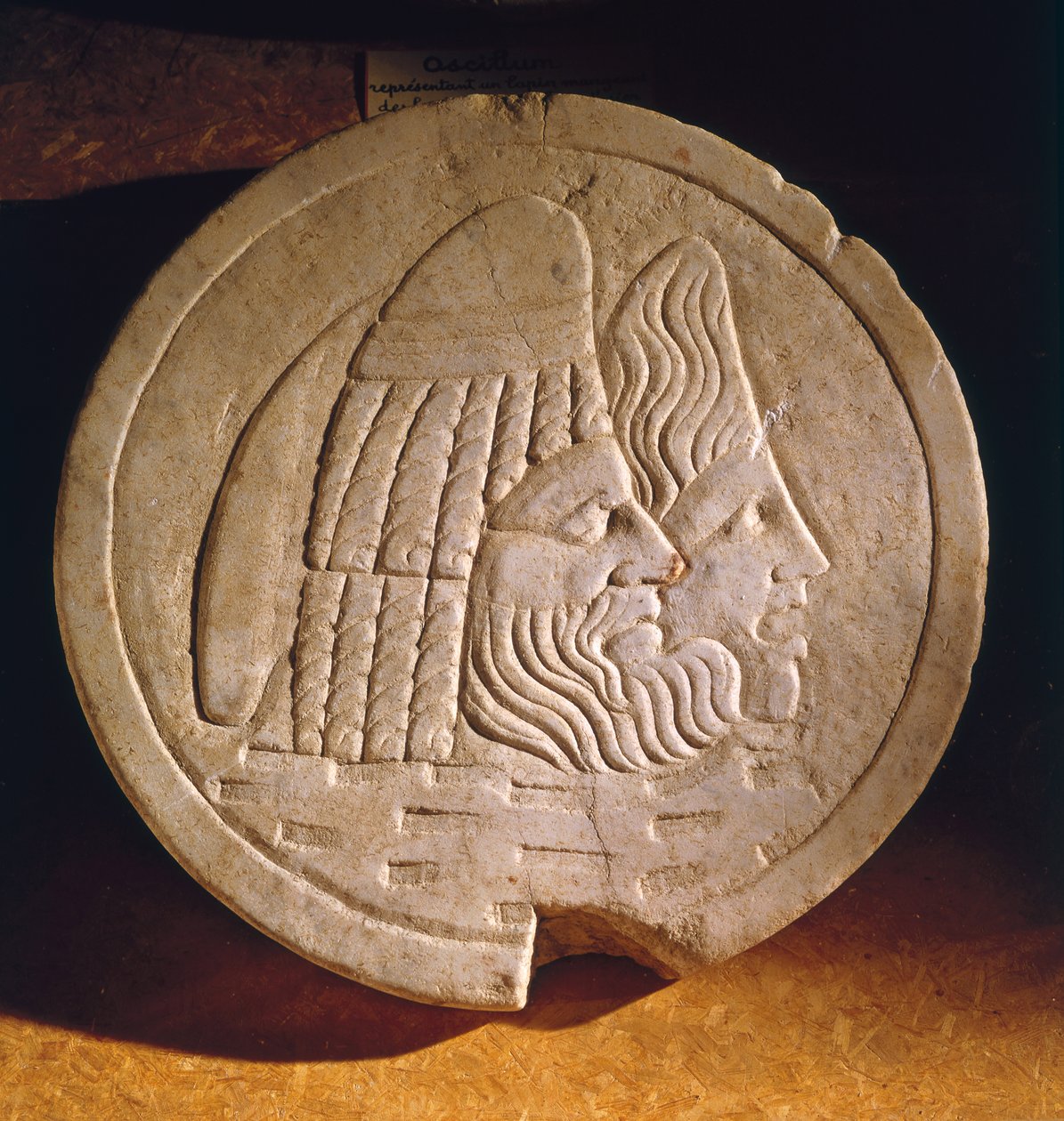 Oscillum zobrazující divadelní masky od Roman