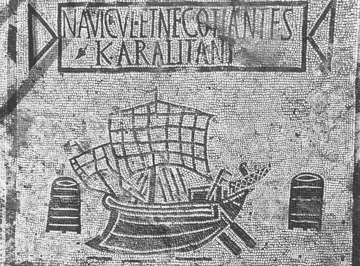 Detail chodníku z Piazzale dell Corporazioni zobrazující námořní scénu (mozaika) od Roman