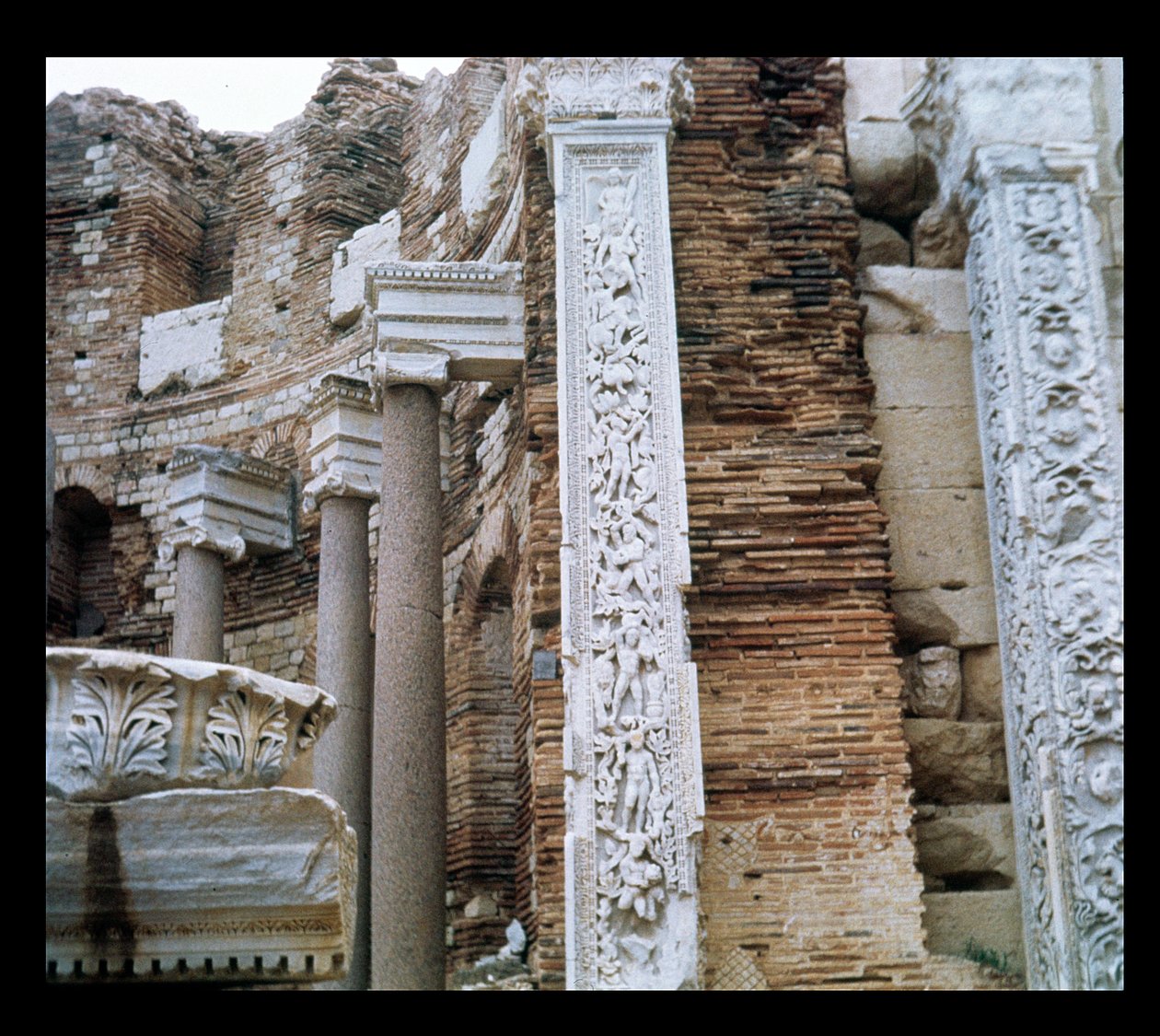Pilastry v bazilice Severan od Roman