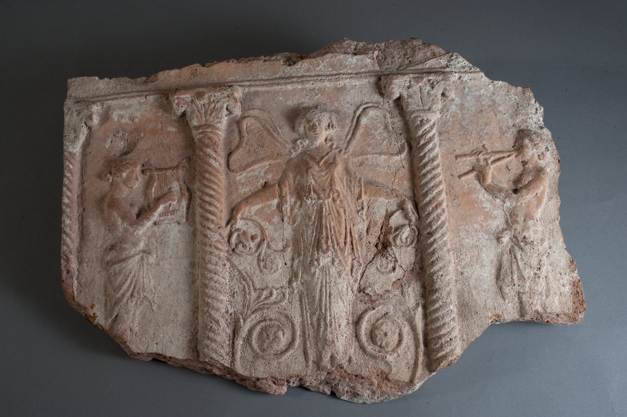 Talíř s postavami hrajícími na hudební nástroje (fragment) (terakota) od Roman