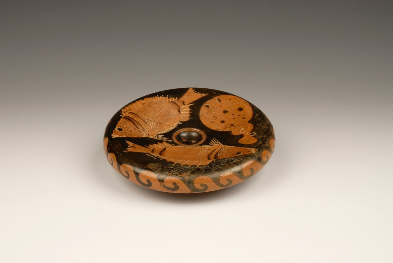 Červený figurální talíř zdobený rybami (terakota) od Roman